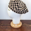 Sofisticato e moderno basco in neoprene con stampa pied de poule beige e nera, Mimi Condal.