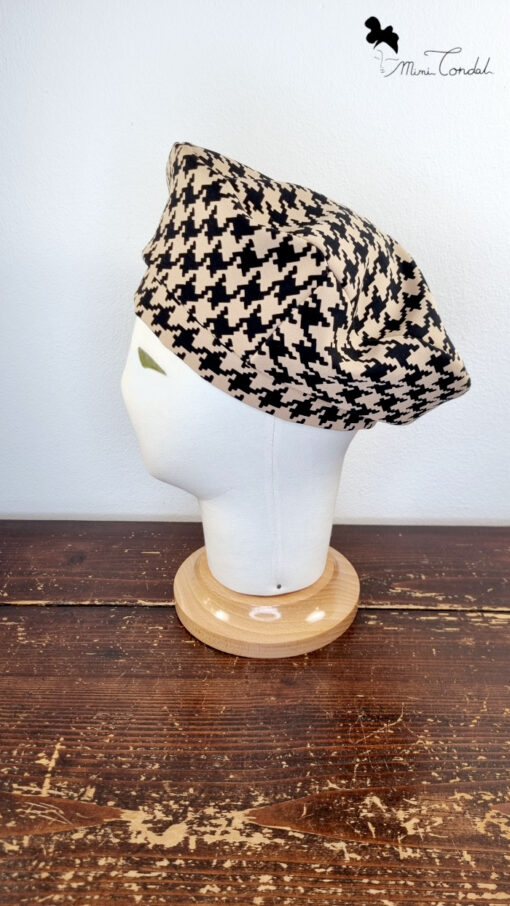 Sofisticato e moderno basco in neoprene con stampa pied de poule beige e nera, Mimi Condal.