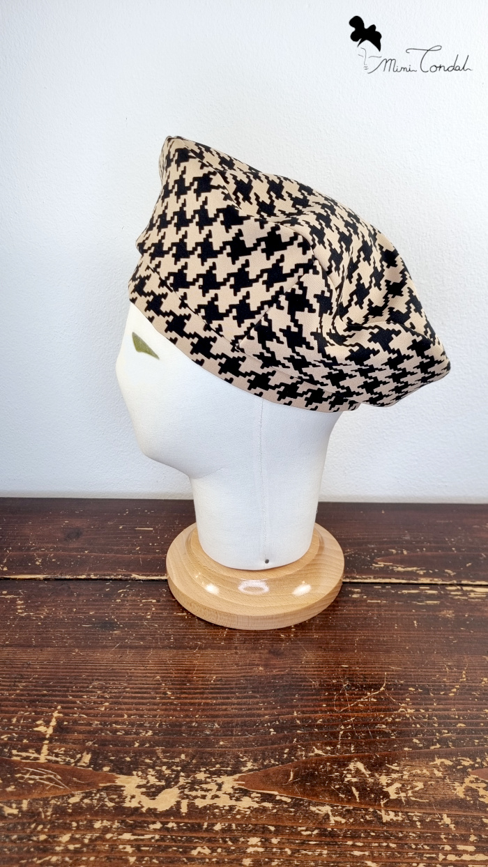 Sofisticato e moderno basco in neoprene con stampa pied de poule beige e nera, Mimi Condal.