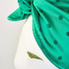 Turbante preformato ispirato alle iconiche bandane vintage. Elegante tessuto jaquard verde bottiglia a pois. Si annoda frontalmente. Mimi Condal.