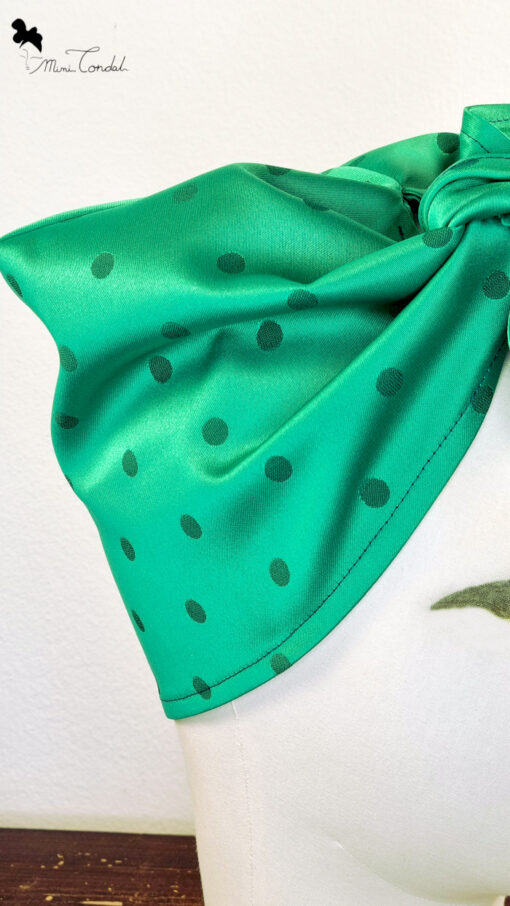 Turbante preformato ispirato alle iconiche bandane vintage. Elegante tessuto jaquard verde bottiglia a pois. Si annoda frontalmente. Mimi Condal.