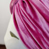 Turbante in velluto elasticizzato fucsia, morbido e raffinato, con nodo frontale. Ideale per la stagione fredda. Mimi Condal