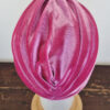 Turbante in velluto elasticizzato fucsia, morbido e raffinato, con nodo frontale. Ideale per la stagione fredda. Mimi Condal