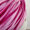 Turbante in velluto elasticizzato fucsia, morbido e raffinato, con nodo frontale. Ideale per la stagione fredda. Mimi Condal