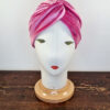 Turbante in velluto elasticizzato fucsia, morbido e raffinato, con nodo frontale. Ideale per la stagione fredda. Mimi Condal