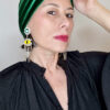 Mimi Condal con elegante e morbido turbante con nodo in velluto elasticizzato verde smeraldo.