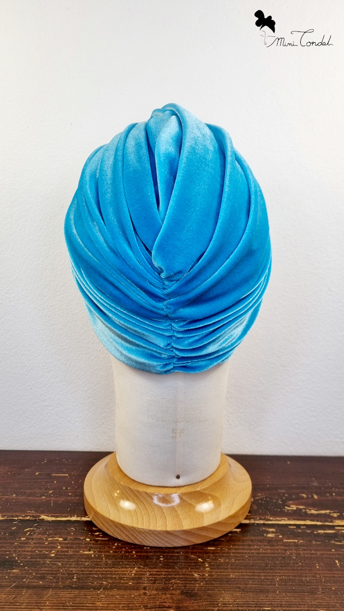 Turbante in velluto turchese con nodo, dettaglio posteriore. Morbido e luminoso turbante in velluto elasticizzato turchese con nodo frontale, Mimi Condal