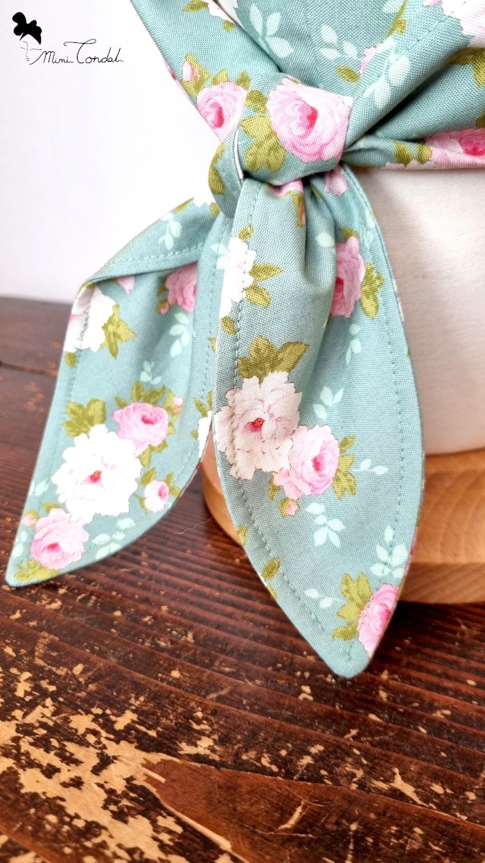Turbante bandana verde con fiori, dettaglio nodo. Turbante preformato in cotone che si chiude come una bandana. Stampa fiori. Mimi Condal