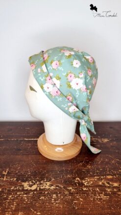 Turbante preformato in cotone che si chiude come una bandana. Stampa fiori. Mimi Condal