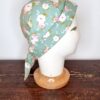 Turbante preformato in cotone che si chiude come una bandana. Stampa fiori. Mimi Condal