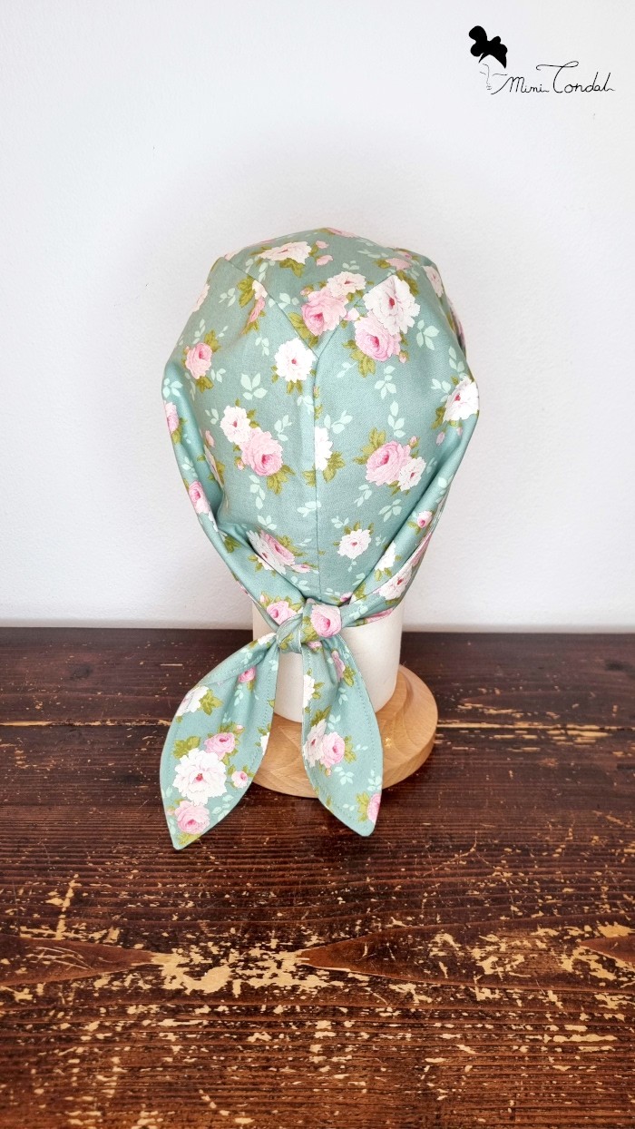 Turbante bandana verde con fiori, retro. Turbante preformato in cotone che si chiude come una bandana. Stampa fiori. Mimi Condal