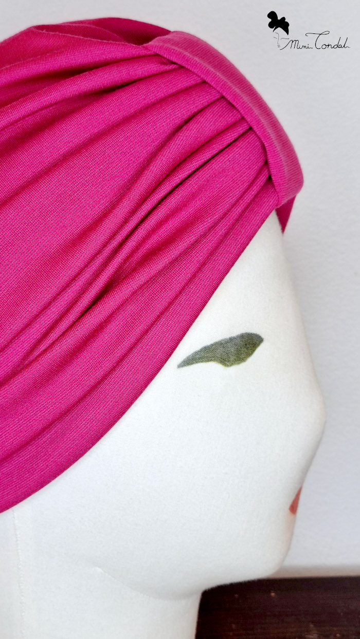 Turbante fucsia modello classico, dettaglio passante. Turbante classico fucsia in viscosa, passante frontale ed arricciatura posteriore, Mimi Condal