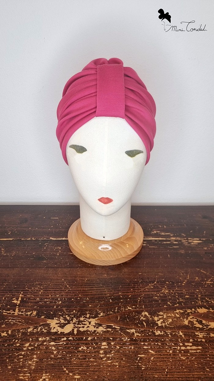 Turbante fucsia modello classico, fronte. Turbante classico fucsia in viscosa, passante frontale ed arricciatura posteriore, Mimi Condal