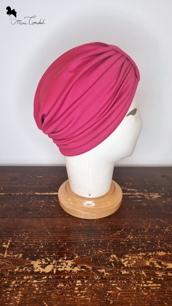 Turbante fucsia modello classico, lato. Turbante classico fucsia in viscosa, passante frontale ed arricciatura posteriore, Mimi Condal