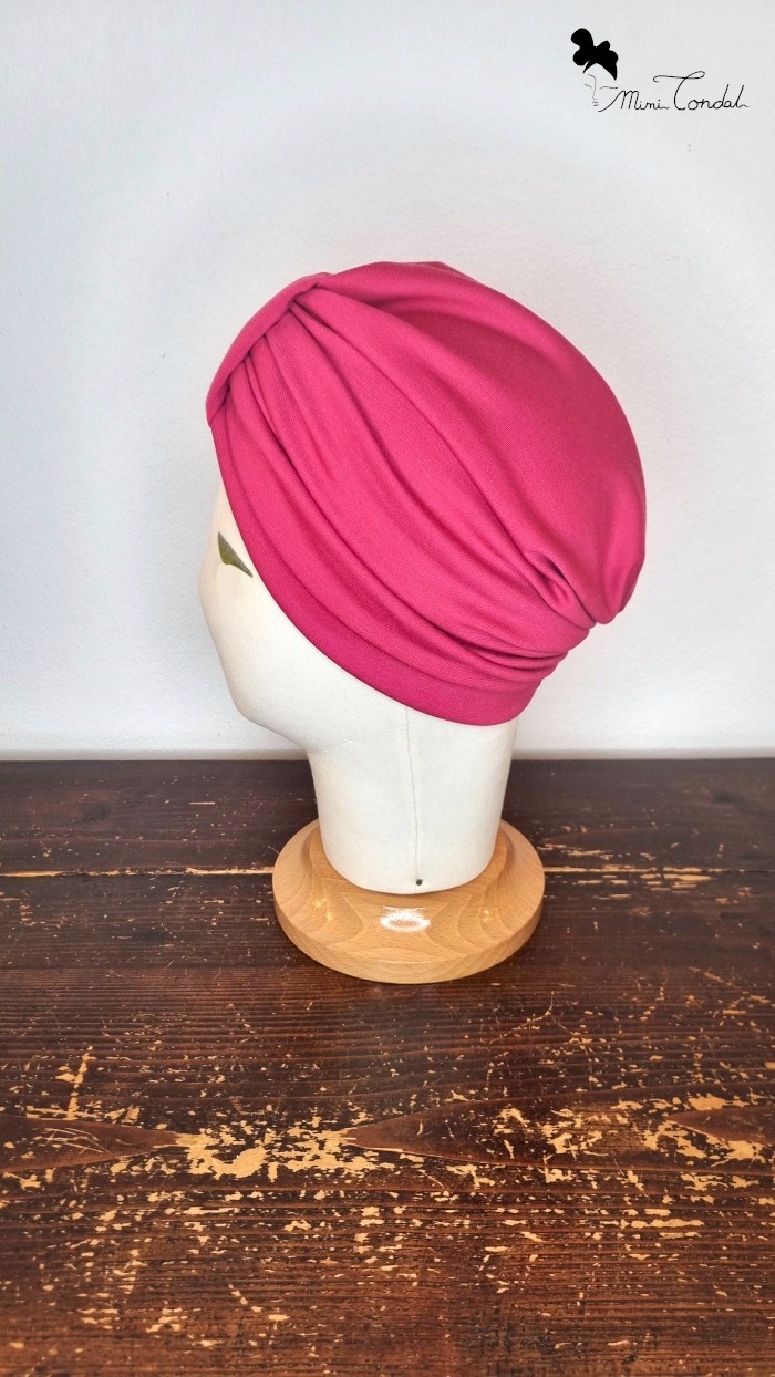 Turbante fucsia modello classico, lato. Turbante classico fucsia in viscosa, passante frontale ed arricciatura posteriore, Mimi Condal