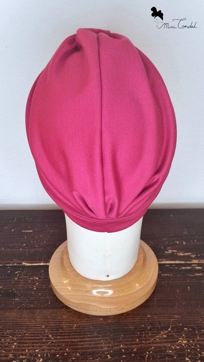 Turbante fucsia modello classico, parte superiore. Turbante classico fucsia in viscosa, passante frontale ed arricciatura posteriore, Mimi Condal