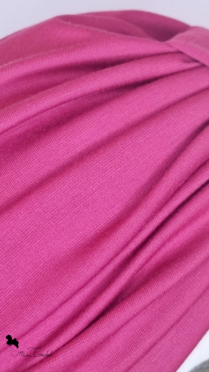 Turbante fucsia modello classico, dettaglio tessuto. Turbante classico fucsia in viscosa, passante frontale ed arricciatura posteriore, Mimi Condal